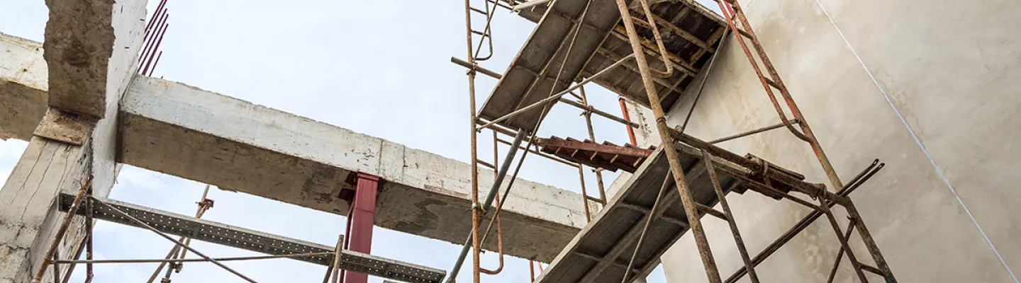 Armado de andamiajes cerca de edificios 