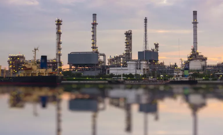 refinería sobre el agua