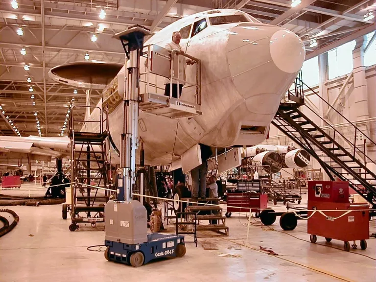 boeing jet sobre una plataforma de trabajo autopropulsada