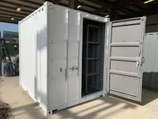 contenedor de embarque blanco con una puerta abierta