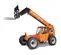 Vista lateral de un manipulador telescópico SkyTrak naranja con brazo extendido, conexión para montacargas y cabina cerrada.