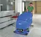 Cepillo para piso manual a batería de 28 pulgadas Nilfisk azul