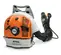 Soplador en mochila Stihl naranja y blanco