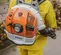 Soplador en mochila Stihl naranja y blanco