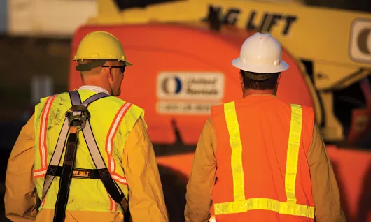 Dos trabajadores con equipo de protección personal
