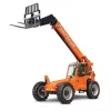 Vista en ángulo frontal de un manipulador telescópico Skytrak naranja con brazo extendido, conexión para montacargas negro y cabina cerrada.