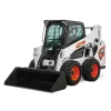 Cargador compacto de 1,900 – 2,000 lb BOBCAT blanco, negro y naranja