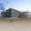 ZND 8 ft por 12 ft Paneles de cercas temporales frente a un edificio