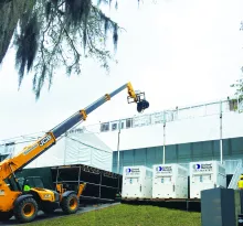 grúa afuera de la planta