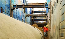 hombres en una zanja excavada