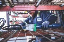 trabajador sosteniendo una herramienta
