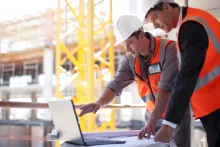 hombres trabajando en una computadora en el lugar de trabajo