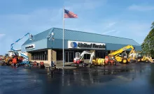 Ubicación de United Rentals con equipos en el frente