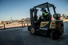Un trabajador trabaja en un montacargas