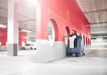 Lavapisos en uso en un estacionamiento