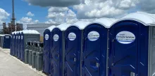 Fila de sanitarios portátiles