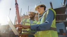Dos trabajadores en un sitio de trabajo