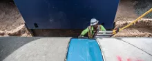 Trabajador en una zanja con EPP