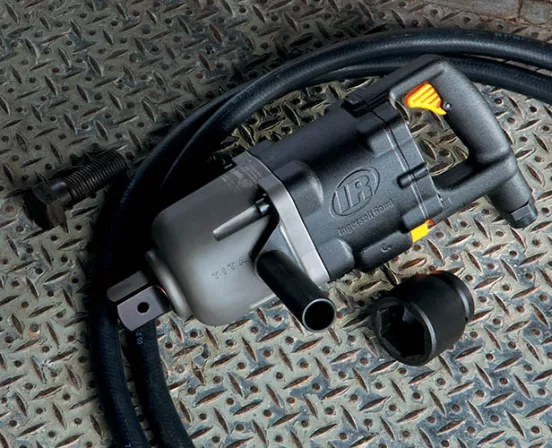 Herramienta de impacto neumático con zócalo de 1 1/2 pulgadas Ingersoll Rand plateada y negra sobre un piso de metal