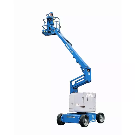 Vista en ángulo frontal de un elevador tipo plataforma manual para una sola persona en azul y blanco con brazo extendido y cesta con trabajador en el interior.
