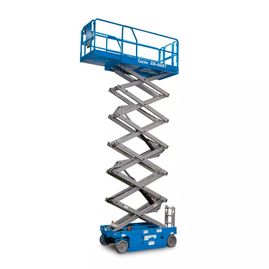 Vista frontal en ángulo de un elevador de tijera Genie azul extendido con barandillas.